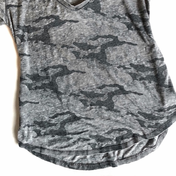 AEO Camo V Neck Hi Low Tee • XS - Picture 4 of 7